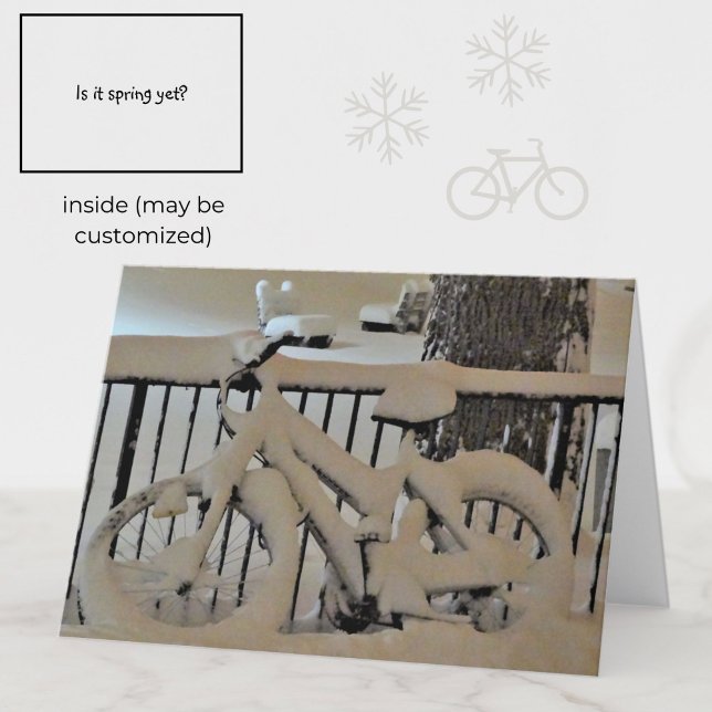Snowy Bicycle Black + White PhoCard-kort för rolig Kort (This fun card depicts a black and white photo of a snowy bicycle in winter. )