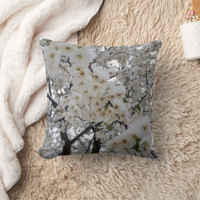 Snowy Blossom Throw Pillow Kudde (Filt)