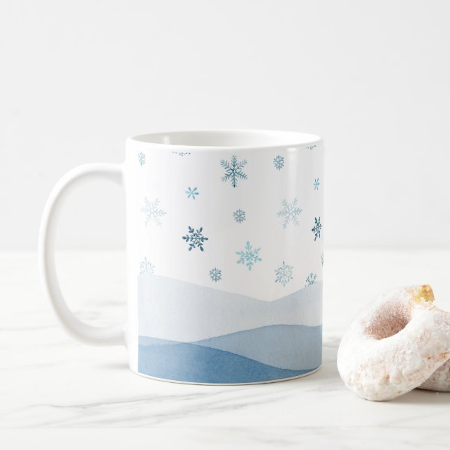Snowy Blue Winter Landscape Mug Kaffemugg (Med munk)
