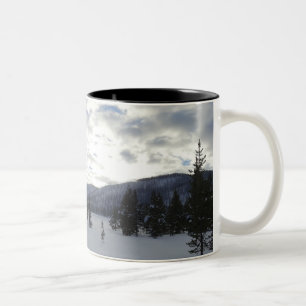 Snowy Day i Yellowstone National Park Två-Tonad Mugg