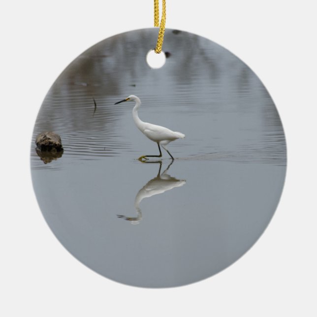 "Snowy Egret on the Hunt" Julgransprydnad Keramik (Framsidan)