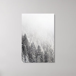 Snowy frö-skog inslagen i dimma canvastryck