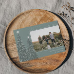 Snowy Gräs | Elegant Julfoto Julkort<br><div class="desc">En modern och elegant julkortsdesign med ett vågrät-foto på gröntens bakgrund,  med gräs träd lastat med snö och täckt med vita stjärnor. Anpassa med din anpassningsbar Julhälsningar,  namn och året.</div>