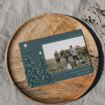 Snowy Gräs | Elegant Julfoto Julkort<br><div class="desc">En modern och elegant julkortsdesign med ett vågrät-foto på en grönt i skogen,  försedd med gräs träd lastad med snö och täckt med vita stjärnor. Anpassa med din anpassningsbar Julhälsningar,  namn och året.</div>