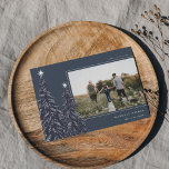 Snowy Gräs | Elegant Julfoto Julkort<br><div class="desc">En modern och elegant julkortsdesign med ett foto av vågrät på en marin blå helgdag,  med gräs träd lastad med snö och täckt med vita stjärnor. Anpassa med din anpassningsbar Julhälsningar,  namn och året.</div>