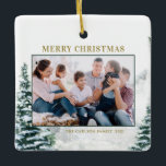 Snowy jul Woodland Julfoto Julgransprydnad Keramik<br><div class="desc">God jul! Lägg till en festlig vinteraccent till Julgran med den här anpassningsbarna julfotoprydnaden. Den har vattenfärgad snöskog på vintern med guld-texter. Anpassa genom att lägga till foton, Julhälsningar, namnteckning år och familj. Känn ditt favoritfoto med den här prydnaden för julfoto. Den här färgbildsfärgen på helgdag blir perfekt som julklapp....</div>