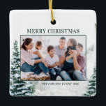 Snowy jul Woodland Julfoto Julgransprydnad Keramik<br><div class="desc">God jul! Lägg till en festlig vinteraccent till Julgran med den här anpassningsbarna julfotoprydnaden. Den har vattenfärgad snöskog under vintern. Anpassa genom att lägga till foton,  Julhälsningar,  namnteckning år och familj. Känn ditt favoritfoto med den här prydnaden för julfoto. Den här färgbildsfärgen på helgdag blir perfekt som julklapp.</div>