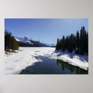 Snowy Maligne Sjö Amidst White Peaks Poster