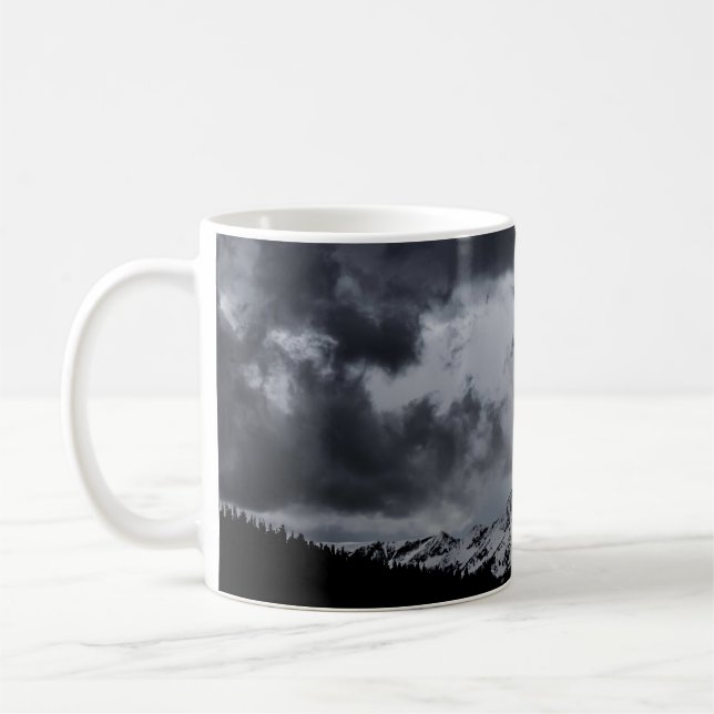 SNOWY MOUNTAIN UNDER DRAMATISKA NEDLÄGGNINGAR KAFFEMUGG (Vänster)