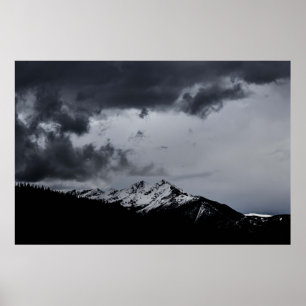 SNOWY MOUNTAIN UNDER DRAMATISKA NEDLÄGGNINGAR POSTER