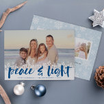 Snowy Peace | Hanukkah-fotokort Julkort<br><div class="desc">Moderna Hanukkah-fotokort innehåller din favoritbild med en vit snöflinga gräns längs grund. "Fred och ljus" visas i lapis blå penseltypografi,  med namn och året under. Anpassa snöflaken som mönstras tillbaka med tre ytterligare foton och ett personligt meddelande.</div>