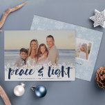 Snowy Peace | Hanukkah-fotokort Julkort<br><div class="desc">Moderna Hanukkah-fotokort innehåller din favoritbild med en vit snöflinga gräns längs grund. "Fred och ljus" visas i marinblå penseltypografi,  med namn och året under. Anpassa snöflaken som mönstras tillbaka med tre ytterligare foton och ett personligt meddelande.</div>