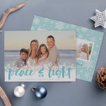 Snowy Peace | Hanukkah-fotokort Julkort<br><div class="desc">Moderna Hanukkah-fotokort innehåller din favoritbild med en vit snöflinga gräns längs grund. "Fred och ljus" visas i akvahandskriven penseltypografi,  med namn och året under. Anpassa snöflaken som mönstras tillbaka med tre ytterligare foton och ett personligt meddelande.</div>