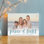Snowy Peace | Hanukkah Photo Julkort<br><div class="desc">Moderna Hanukkah-fotokort innehåller din favoritbild med en vit snöflinga gräns längs grund. "Fred och ljus" visas i akvahandskriven penseltypografi,  med namn och året under.</div>