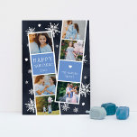 Snowy Photobooth Hanukkah Photo Collage Card Julkort<br><div class="desc">Cute Hanukkah-fotokortet innehåller två fotorremsor,  var och en med tre foton och en blå textpanel,  för totalt sex foton. Anpassa med året och din familj namn eller namn på vita,  festliga,  vita bokstäver,  på en marin blå bakgrund prickad med hand plockade vit snöflingor och vita stjärnor av David.</div>