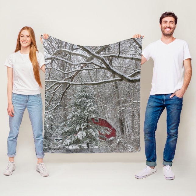 Snowy Red Barn Fleecefilt (På plats)