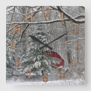 Snowy Red Barn Fyrkantig Klocka