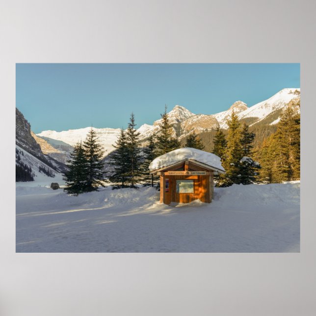 Snowy Serenity: Sjö Louise och Majestic Mount Poster (Framsidan)