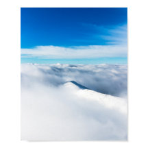 Snowy vinterberg inslaget i moln