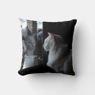 Snowy White Kattunge Pillow Kudde