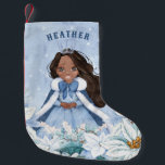Snowy Winter African American Princess Liten Julstrumpa<br><div class="desc">Den här berömvärda snöfärdsstrummet Princess har ett vackert,  ung afrikansk prinsessa med svart hår med blått och vitt snöflingspö och varmt liggande päls. Prinsessan är omgiven av poinsettias. Du kan personifiera med prinsessans namn!</div>