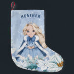 Snowy Winter Blonde Princess Liten Julstrumpa<br><div class="desc">Den här berömvärda snöfärdsstrummet Princess har en vacker,  ung prinsessa med blondinskt hår med blått och vitt snöflingergö och varmt päls-fodrat landskap. Prinsessan är omgiven av poinsettias. Du kan personifiera med prinsessans namn!</div>