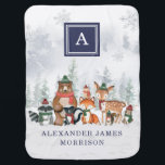 Snowy Winter Forest Woodland Animals Monogram Boy Bebisfilt<br><div class="desc">Den här magiska designen innehåller en grupp adjektiva skogsdjur och frostiskt skogslandskap i elegant muterade helgdag färger. Anpassa filten med ditt barns namn och initialt.</div>
