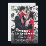 Snowy Winter God jul Helgdag Photo Julkort<br><div class="desc">din helgdag glädje med den här fotodesignen "God jul" som ställs in mot en snövinter-bakgrund. Parets omfamning accentueras av elegantens vita botaniska konst som skapar ett varmt men klassiskt säsong utseende. Perfekt för par, familjer eller någon som vill ha ett tidlöst vinterfoto hälsning. Byt ut exempelbilden mot din egen och...</div>