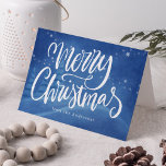 Snowy Winter-jul - ej fotfoto Helgkort<br><div class="desc">Se till att alla på din julkortslista kan blunda med vår elegant Snowy Winter Watercolor helgdagskorts. Visningen "God jul" på framsidan med ett helgdag som inte är fotokort, i ett vitt, handskrivet skript med en vacker vinterscen med snö-täckt träd och backe, fallande snöflingor och blå vattenfärgsbakgrund. Anpassa kortets framsida genom...</div>