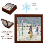 Snowy Winter New York City Scene Vintage Painting Minnesask<br><div class="desc">Lägg till vintercharm till ditt hem med den här eleganten trälådan med en New York City-gata i snö. Bilden av Femte Avenue längs Centralparken är en bild av den amerikanska konstnären Frederick Childe Hassam, en bild av stil-seklet, som är en bild av den amerikanska konstnären (originalkonstverk som förvaras i Art...</div>