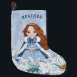 Snowy Winter Red Har Princess Liten Julstrumpa<br><div class="desc">Den här berömvärda snöfärdsstrummet Princess har ett vackert,  ungt prinsessa med rött hår med blått och vitt snöflingor och varmt liggande päls. Prinsessan är omgiven av poinsettias. Du kan personifiera med prinsessans namn!</div>