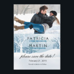 Snowy Winter Save Date Photo - isblått Spara Datumet<br><div class="desc">Det här söt Winter Wedding sparar datumet för fotoannonsering är enkelt och elegant. Helt anpassade, den här trevliga inbjudan anger tonen på ett vackert sätt för din speciella dag. Använda orangen "Anpassa den" ovan om du vill infoga egen text och eget foto. Var medveten att jag inte kan se din...</div>