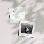 Snowy Winter Ski Resort par Black and White<br><div class="desc">En vinter sparar datumet med ett foto med mjuka poetiska illustrationer. Snowy Winter Ski Resort Couple Black and White Save the Date, spara datumet som skickas i den här säsongen för att tillkännage ett bröllop nästa vinter? Här är en underbar idé! Vi erbjuder ett poetiskt och friskt intervall, och den...</div>