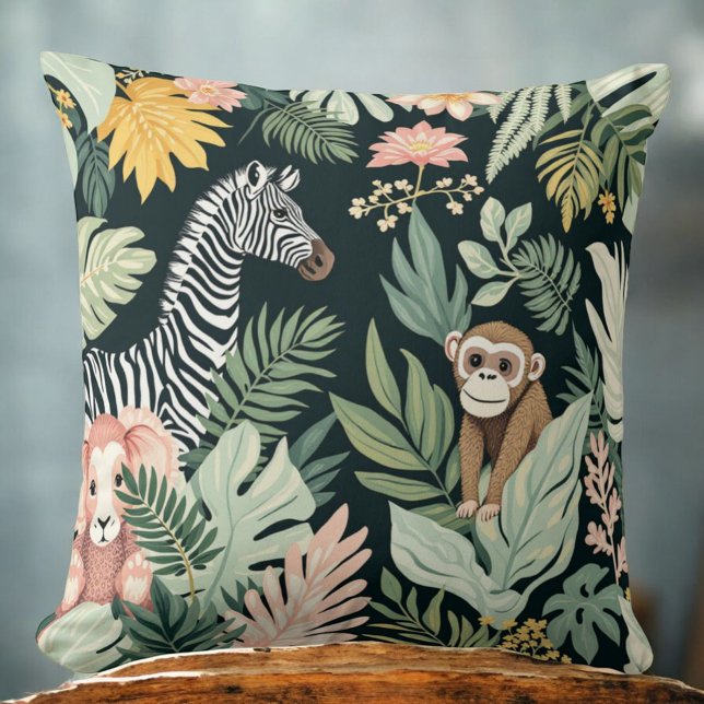 Snuffa upp med en vild äventyr! 🦓 🌿 Denna Vild E Kudde (Skapare uppladdad)