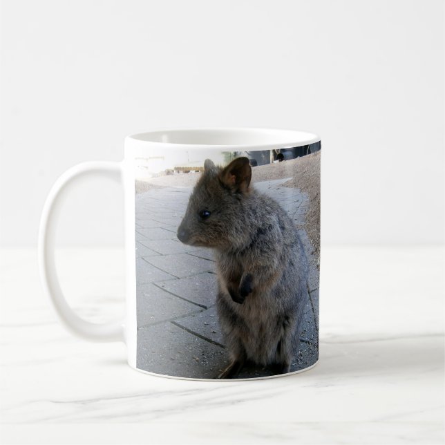 "Snuggles in Australia: A Cudely Grått Quokka" Kaffemugg (Vänster)