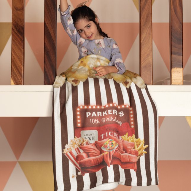 Snuggning uppåt i Stil: Film Nattfilm födelsedag Fleecefilt (Skapare uppladdad)