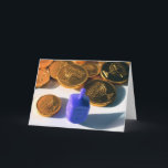 Snurr Dreidel med Gelt (chokladmynt) Helgkort<br><div class="desc">Lyckliga Hanukkah (snurret Dreidel med Gelt (chokladmynt) chanukkah som är judisk,  religionen,  helgdag,  leken,  barn,  familjen,  andlig</div>