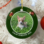 Snygg Anpassningsbar Pet Photo Keepsak jul Julgransprydnad Keramik<br><div class="desc">Den här vackra anpassningsbarna som husdjursfotografi har ett foto av hund eller katt och personlig under. Lägg till ditt eget dogmatiska foto för en söt keepsaké. Dekoreras med söt blommigt spreys på ömse sidor om bild. Elegant julblommor fyller hela bild. Fantastisk grönt gräns för helgdagarna.</div>