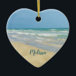 Snygg Beach Photo Personlig Heart-jul Julgransprydnad Keramik<br><div class="desc">Vackra hjärtformade strandprydnadsföremål med vackra fotografier av havsbottnen,  med en söt sandpiper som står kant i havet vinkarare på en solig sommardag. Blåblå grönt vatten vågar rullar på sandstranden där du heter personlig i söt tealtypografi. En vacker julklapp till en dotter,  mamma,  mormor eller barndotter.</div>