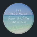 Snygg Beach Photography Personlig Bröllop Magnet<br><div class="desc">Den här personligens vackra bröllopsmagnet på stranden har ett serenfotografi av havshorisonten för ett destinationsbröllop på kusten under sommaren. Behandla dina gäster till den här vackra tropiska tjänsten för en eftermiddag i havet på din favoritö med den här söt fotografin. Slutförd med chicens vita skript för ett uppskalat kustutseende.</div>