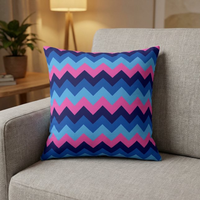 Snygg blå rosa chevron-mönster kastkudde kudde (Cool Blue Pink Chevron Pattern Throw Pillow on a sofa in a living room.)