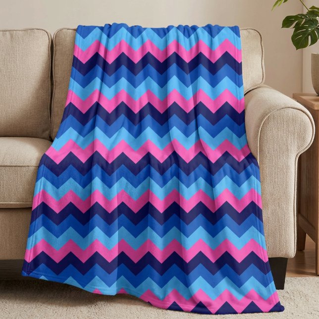 Snygg blå rosa chevroner stor fleecefilt (Cool Blue Pink Chevrons Large Fleece Blanket draped on sofa in a living room.)