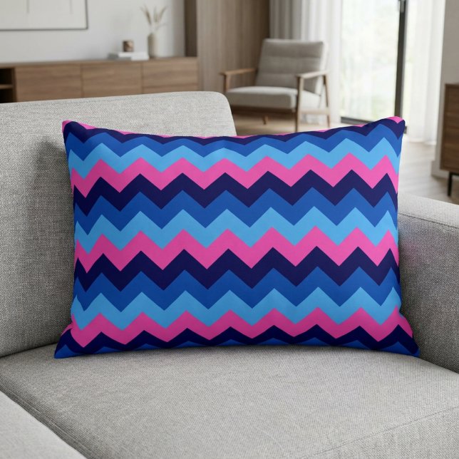 Snygg blå rosa chevronmönstrad accentkudde prydnadskudde (Cool Blue Pink Chevron Pattern Accent Pillow on sofa couch in a living room.)