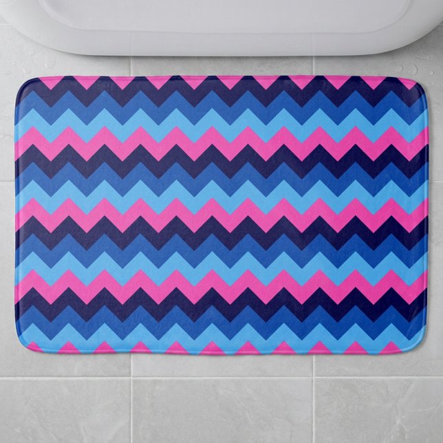 Snygg blå rosa chevronmönstrad stor badrumsmatt badrumsmatta (Cool Blue Pink Chevron Pattern Large Bath Mat laying on floor in front of tub in a bathroom.)