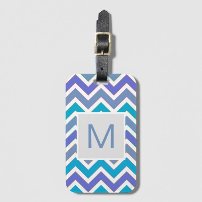 Snygg blå sportig mönster med chevron-monogram bagagebricka (Framsida vertikal)