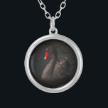 Snygg Black Svan med en ljusröd fläck Silverpläterat Halsband<br><div class="desc">En elegant moody atmosfär med en aning klass. Ett fantastiskt vackert svart svan flytande på en flod. Det mjuka flödade kant och de intensiva mörkarna av denna fotokontrast i skarp kontrast med svanar levande röda näbba,  skapar detta som en slående,  sublimerad och övergående naturbild.</div>