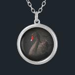 Snygg Black Svan med en ljusröd fläck Silverpläterat Halsband<br><div class="desc">En elegant moody atmosfär med en aning klass. Ett fantastiskt vackert svart svan flytande på en flod. Det mjuka flödade kant och de intensiva mörkarna av denna fotokontrast i skarp kontrast med svanar levande röda näbba,  skapar detta som en slående,  sublimerad och övergående naturbild.</div>