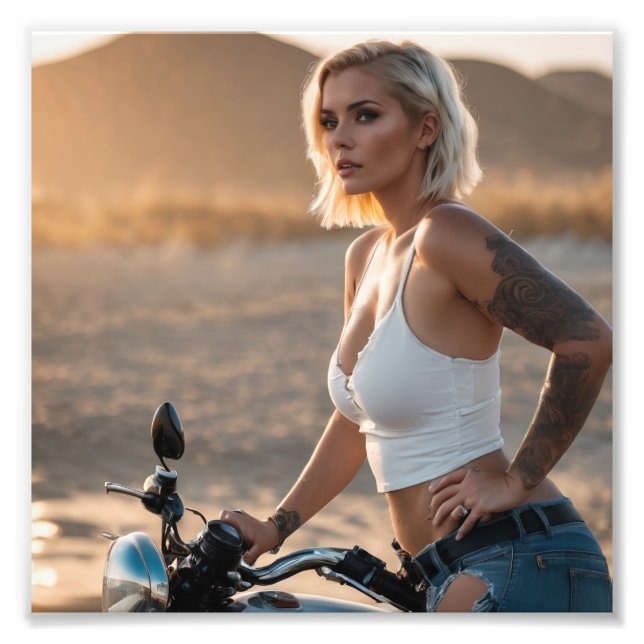 Snygg Blonde Biker Babe i Desert Fototryck (Framsidan)