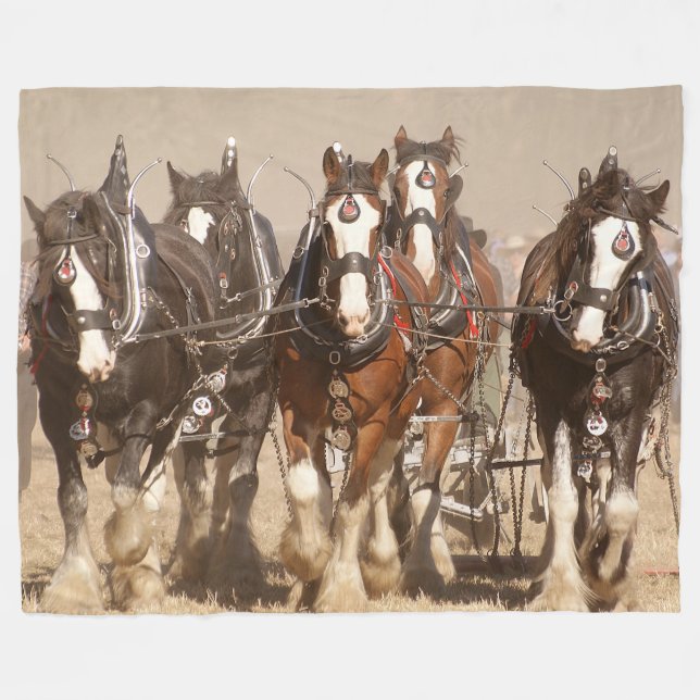 Snygg Clydesdale Horses Plowing - Team Work Fleecefilt (Framsidan (Horisontell))
