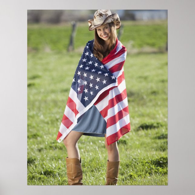 Snygg cowgirl inslagen i amerikansk flagga poster (Framsidan)